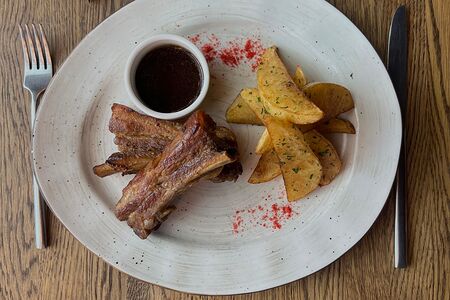 Ребра в медово-горчичном соусе с картофелем Айдахо