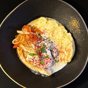 Горячее: Буженина с пюре и грибным соусом