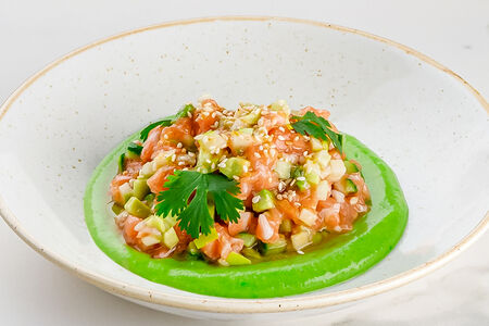 Тартар из лосося с пюре из авокадо