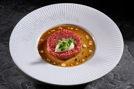 Тартар из говядины и соус из горчицы