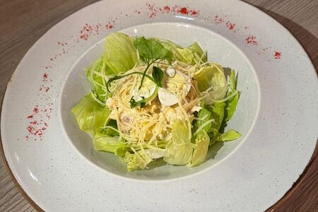 Салат с куриной грудкой и ананасом под соусом карри 