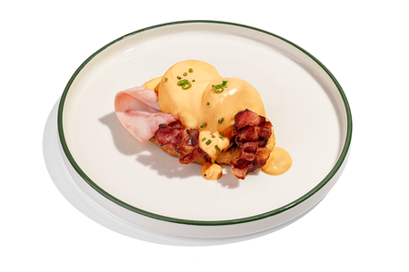 Яйца Бенедикт с ветчиной и беконом