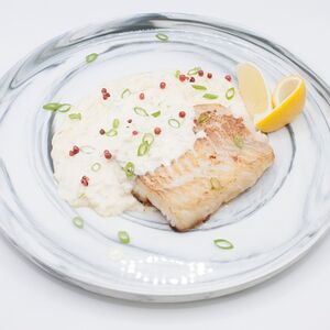 Треска в сливочно-луковом соусе