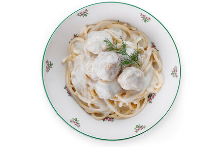 Спагетти с митболами из индейки в сливочном соусе