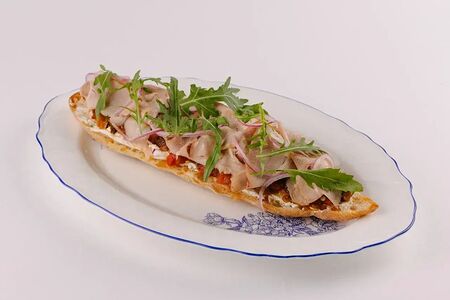 Брускетта с пастрами из индейки и творожным сыром