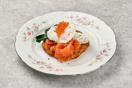 Драники из батата с форелью и яйцом пашот