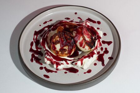 Сырники со сметаной и джемом