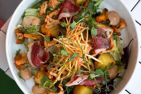 Салат с лисичками и хамоном из утки