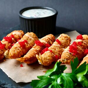 Мойва в панировке панко с икрой Масаго и мятным соусом тартар