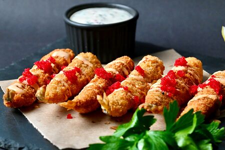 Мойва в панировке панко с икрой Масаго и мятным соусом тартар