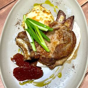 Свиная корейка с мятым картофелем и вялеными томатами