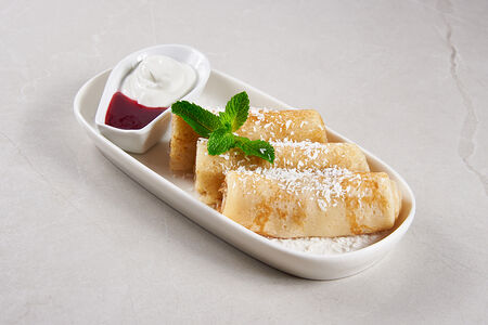 Блинчики со сметаной и протертой малиной