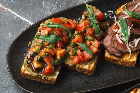 Бриошь с томатами и гуакамоле