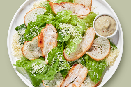 Цезарь с курицей салат