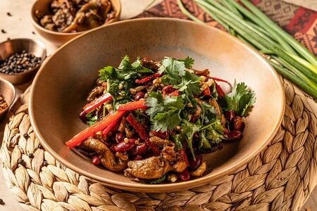 Теплый салат с вешенками, красной фасолью и грецкими орехами