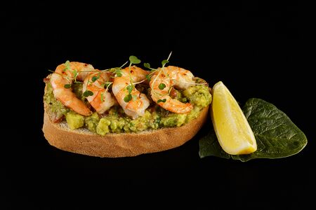Брускетта с креветкой