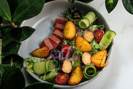 Салат с опаленным тунцом