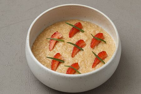 Воздушная каша из рисовых хлопьев на топленом молоке с бобами тонка