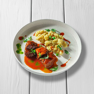 Телячьи щечки с мятым картофелем