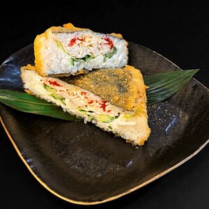 Закуска: Онигири темпура с крабом