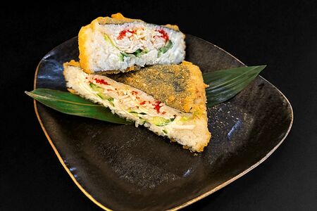 Закуска: Онигири темпура с крабом