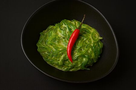 Салат Чука с ореховым соусом