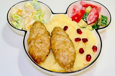 Люля куриные с пюре и с овощным и фруктовым салатом