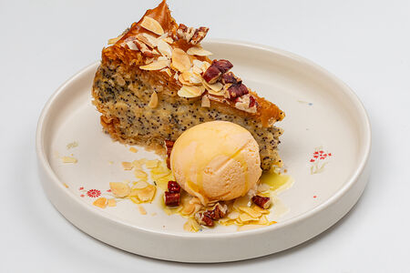 Греческий пай, мак, орехи, оливковое мороженое