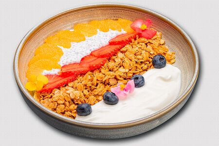 Домашняя гранола с чиа-пудингом, ягодами и йогуртом