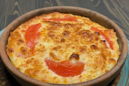 Сулугуни на кеци с помидорами