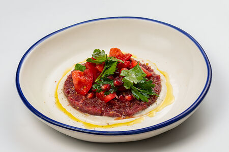 Тартар из говядины, тахини, бастурма