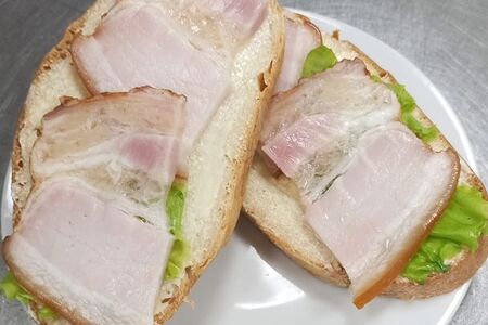 Бутерброд с копчёной грудинкой и маслом
