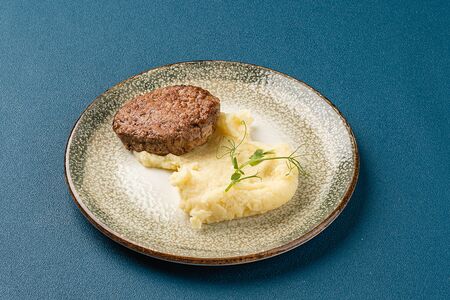 Домашняя котлета с пюре из картофеля