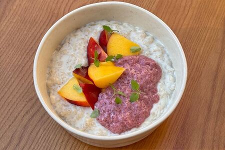 Овсяная каша с сезонными фруктами и йогуртом из чиа 