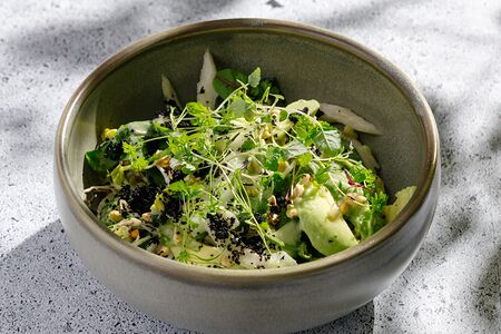 Зеленый салат с авокадо и шпинатом