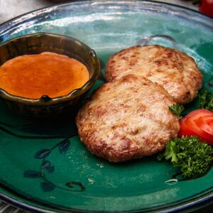 Куриные котлеты в соусе карри