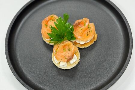Канапе с лососем