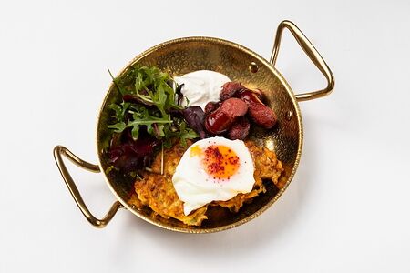 Драники с яйцом пашот и домашними колбасками