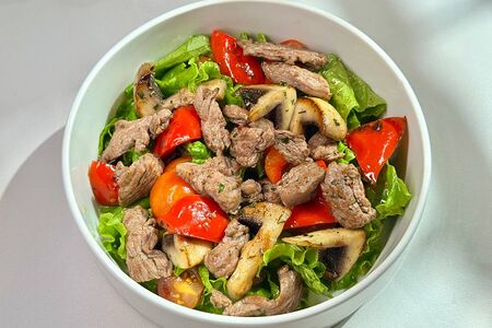 Тёплый с телятиной, паприкой и грибами