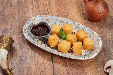 Жареный сулугуни со сливовым вареньем