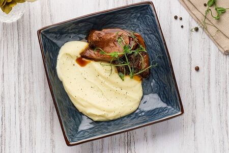 Говяжий язык с соусом терияки и картофельным пюре