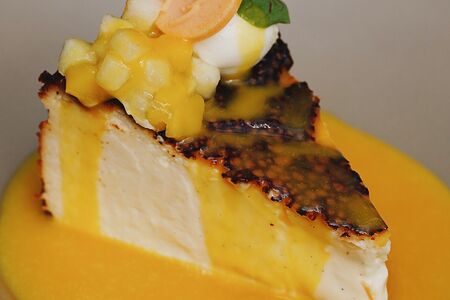 Баскский чизкейк с манго-соусом
