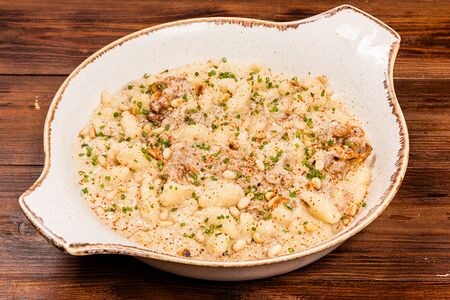 Галушки в соусе с лисичками