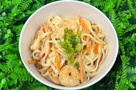 Удон с креветкой в сливочно-сырном соусе