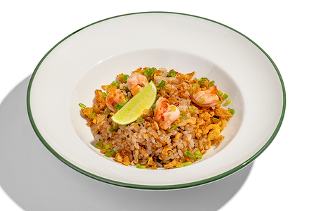 Жареный рис с креветками, яйцом и луком