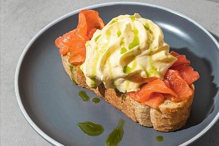 Брускетта с лососем и яйцом пашот