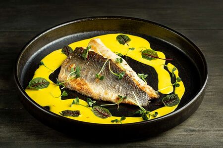 Филе сибаса с шафрановым соуса