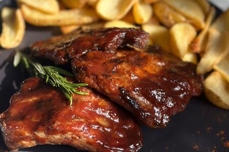 Свиные ребра в соусе на выбор