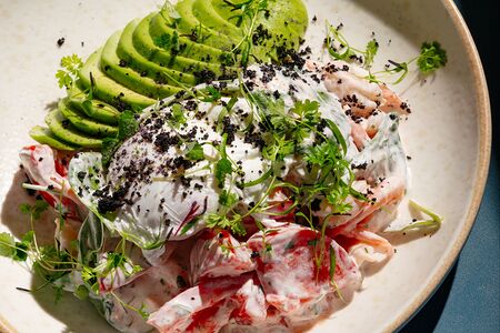 Томаты с креветками и авокадо 