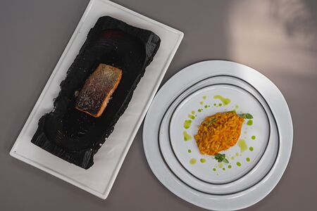 Форель из дровяной печи с оранжевым орзо